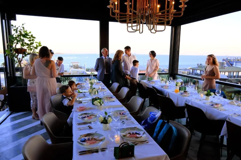 AYA Roof Lounge uzun masa düzeni