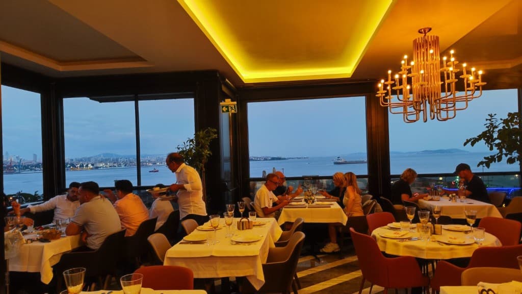 Alacakaranlıkta AYA Roof Lounge salonu