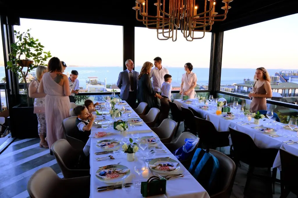 AYA Roof Lounge özel davet ve uzun masa düzeni