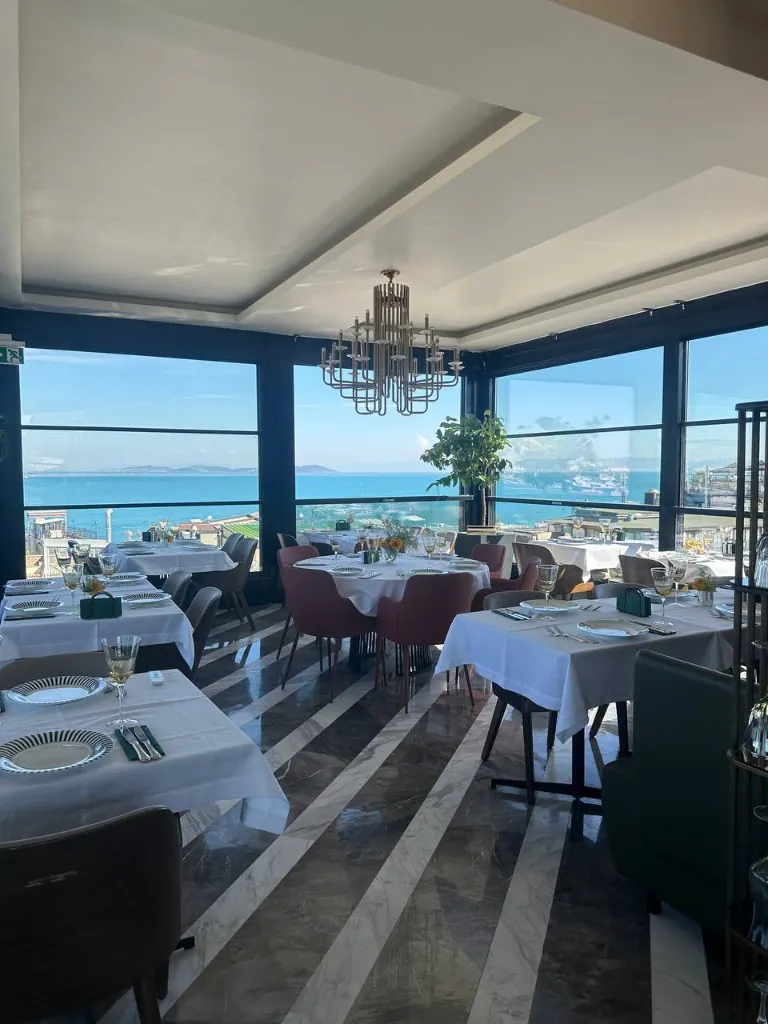 Gündüz ışığında salon ve Marmara Denizi manzarası