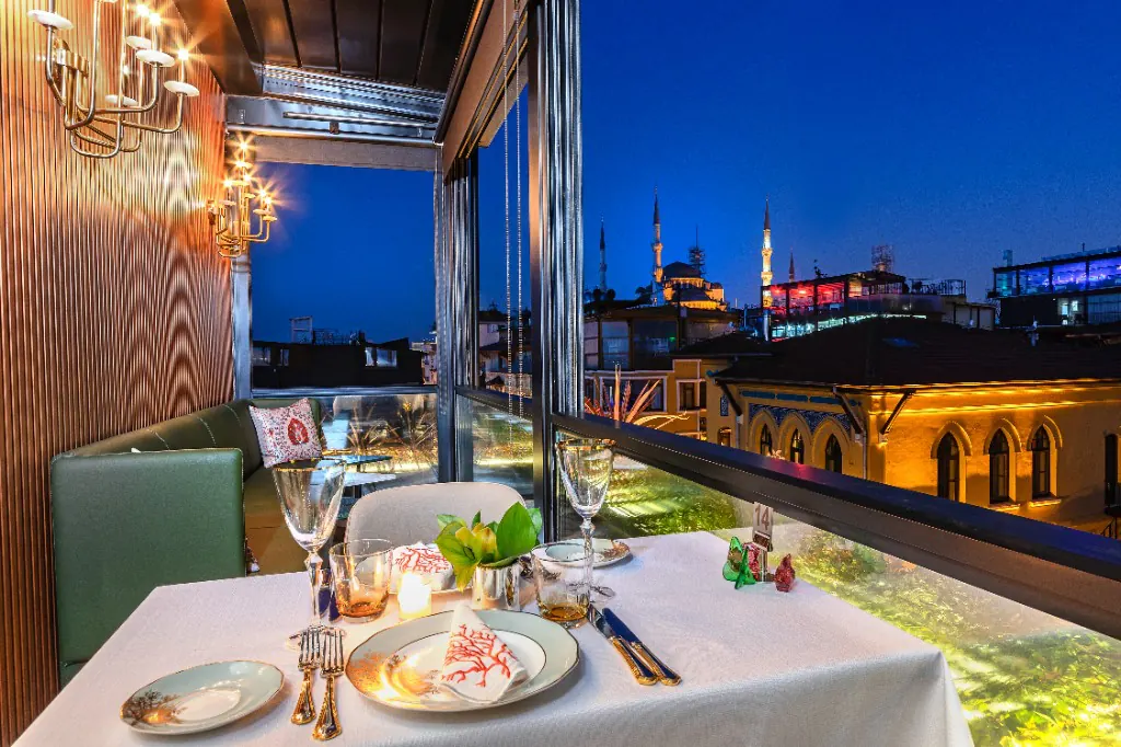 Gece Sultanahmet Camii manzaralı masa